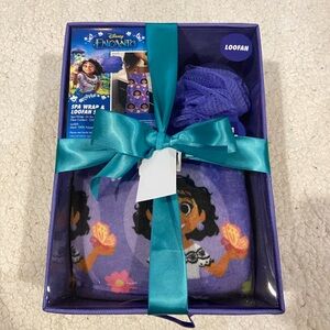 NWT disney encanto spa wrap and loofa set